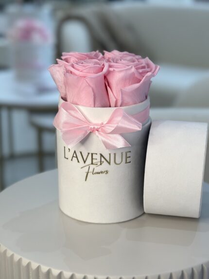 4 wieczne różowe róże | Mały biały box