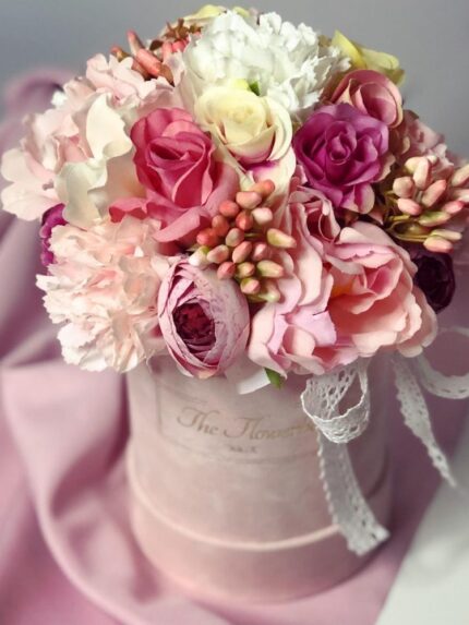 Kompozycja sztucznych kwiatów | Mały różowy box